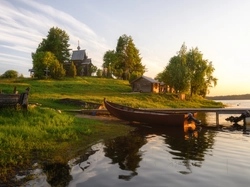 Pomost, Trawa, Rzeka, Drzewa, Park Narodowy Wodołozierski, Dom, Karelia, Poranek, Łódki, Cerkiew, Rosja, Obwód archangielski, Wzgórze