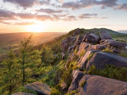 Wschód słońca, Hrabstwo Staffordshire, Skały, Grzbiet górski The Roaches, Park Narodowy Peak District, Anglia, Wzgórze