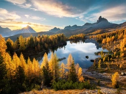 Jesień, Góry, Prowincja Belluno, Las, Dolomity, Chmury, Wschód słońca, Jezioro, Mgła, Federa Lake, Drzewa, Włochy