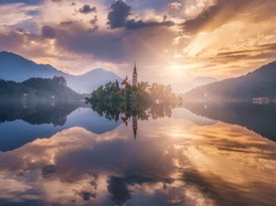 Wschód słońca, Jezioro Bled, Wyspa Blejski Otok, Chmury, Odbicie, Kościół Zwiastowania Marii Panny, Słowenia, Góry Alpy Julijskie