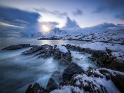 Lofoty, Skały, Śnieg, Morze Norweskie, Norwegia, Wyspa Flakstadøya