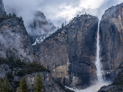 Kalifornia, Mgła, Stany Zjednoczone, Drzewa, Skały, Upper Yosemite Falls, Góry, Chmury, Wodospad, Park Narodowy Yosemite