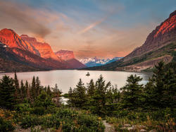 Zachód słońca, Jezioro, Saint Mary Lake, Góry Skaliste, Montana, Stany Zjednoczone, Drzewa, Park Narodowy Glacier, Chmury