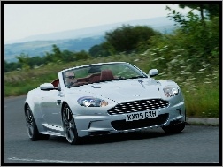 Zakręt, Aston Martin DBS Volante, Ostry