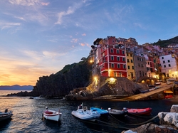 Cinque Terre, Morze, Riomaggiore, Miejscowość, Zatoka, Łódki, Zachód słońca, Domy, Włochy, Skały