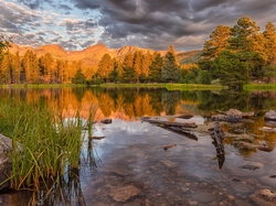 Spraque Lake, Park Narodowy Gór Skalistych, Drzewa, Stany Zjednoczone, Wschód słońca, Kamienie, Kolorado, Jezioro