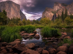 Trawa, Roślinność, Kalifornia, Góry, Rzeka, Park Narodowy Yosemite, Stany Zjednoczone, Chmury, Kamienie