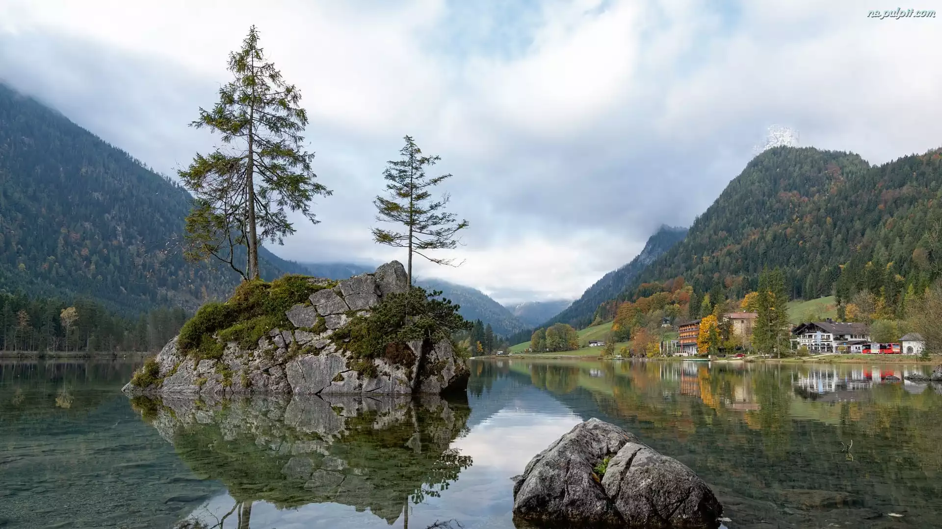 Drzewa, Jezioro Hintersee, Domy, Zalesione, Niemcy, Bawaria, Góry, Skały