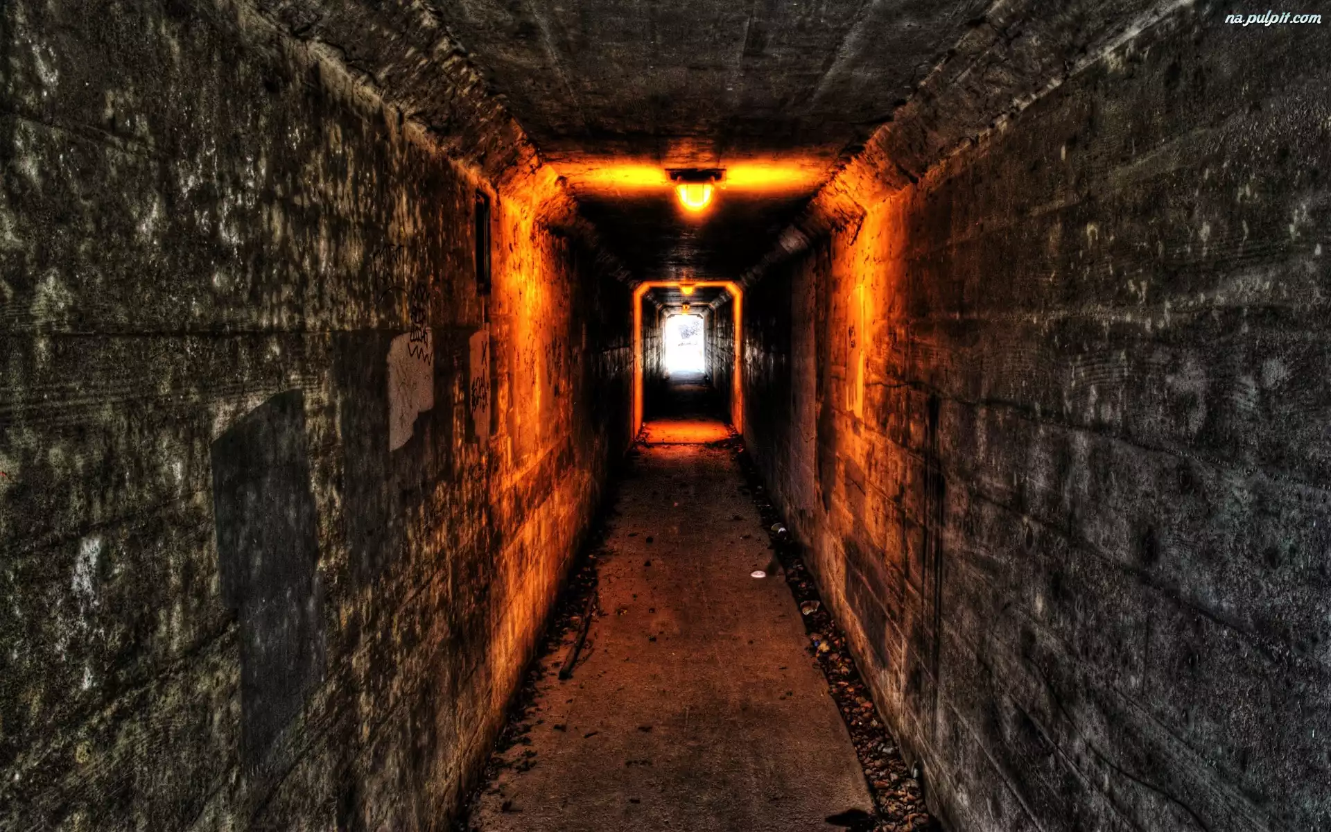 Tunel, Piwnica, Światła
