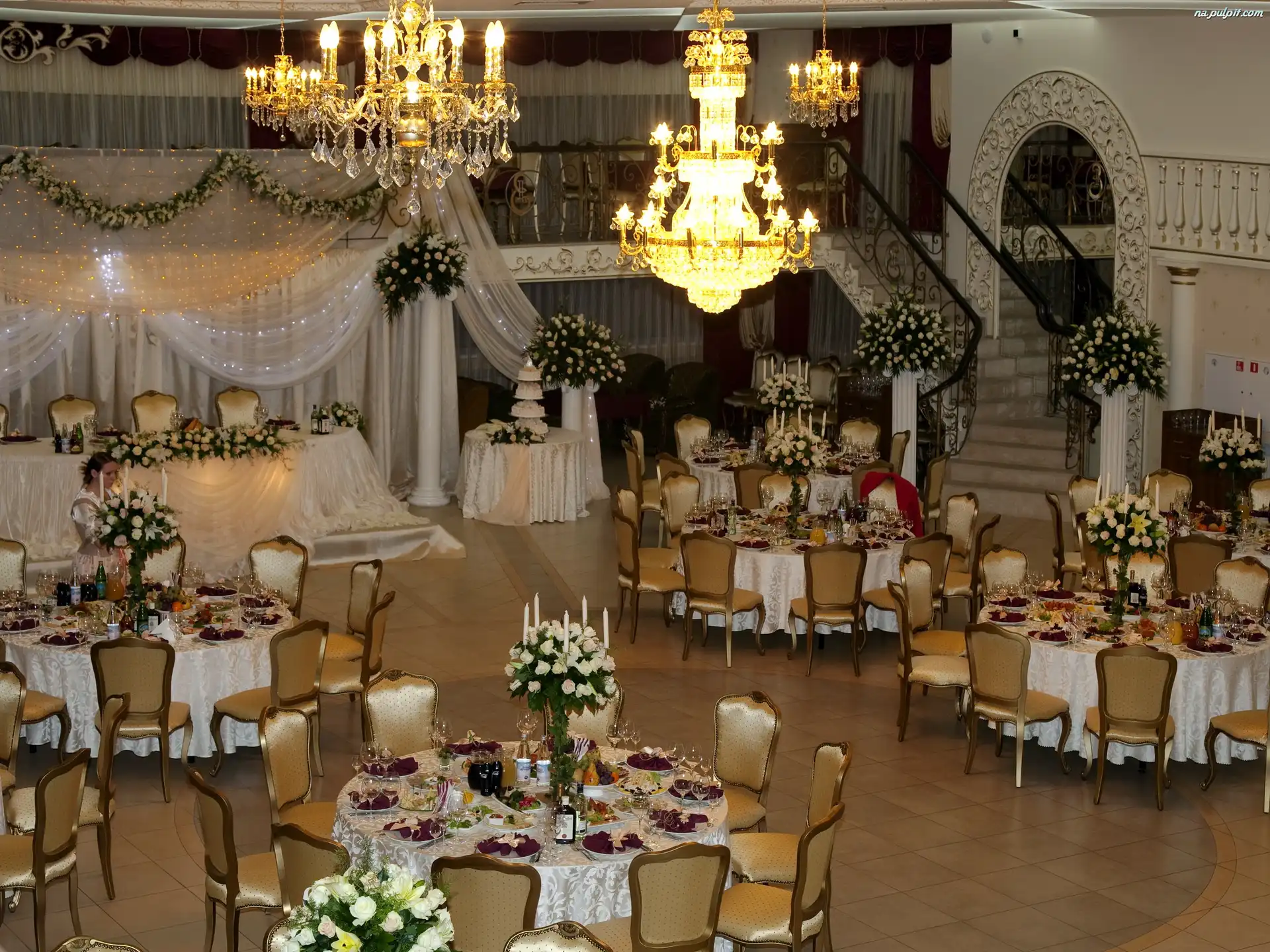 Żyrandole, Stoły, Restauracja, Krzesła