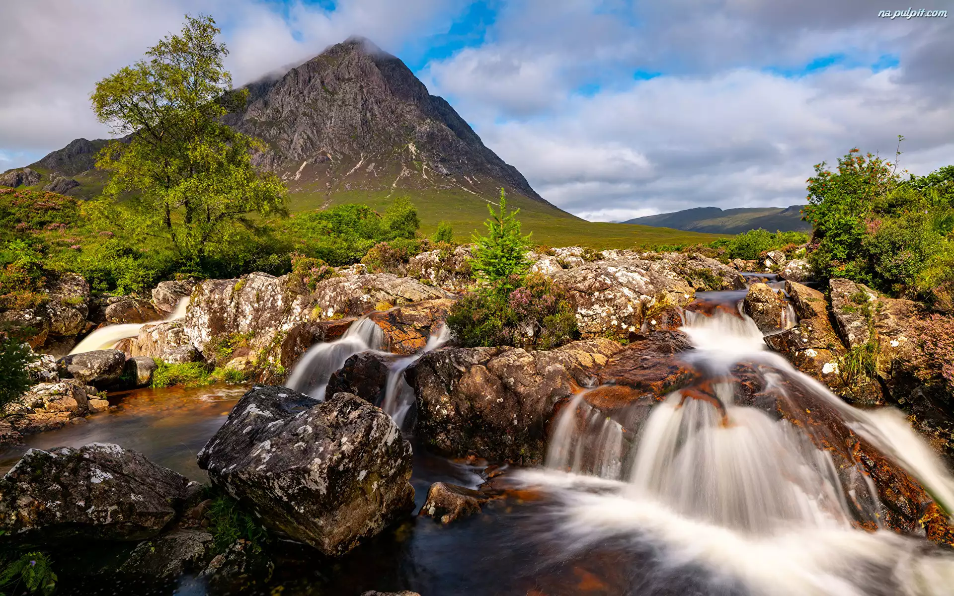 Coupall River, Buachaille Etive Mor, Kamienie, Szkocja, Chmury, Drzewa, Góry, Rzeka