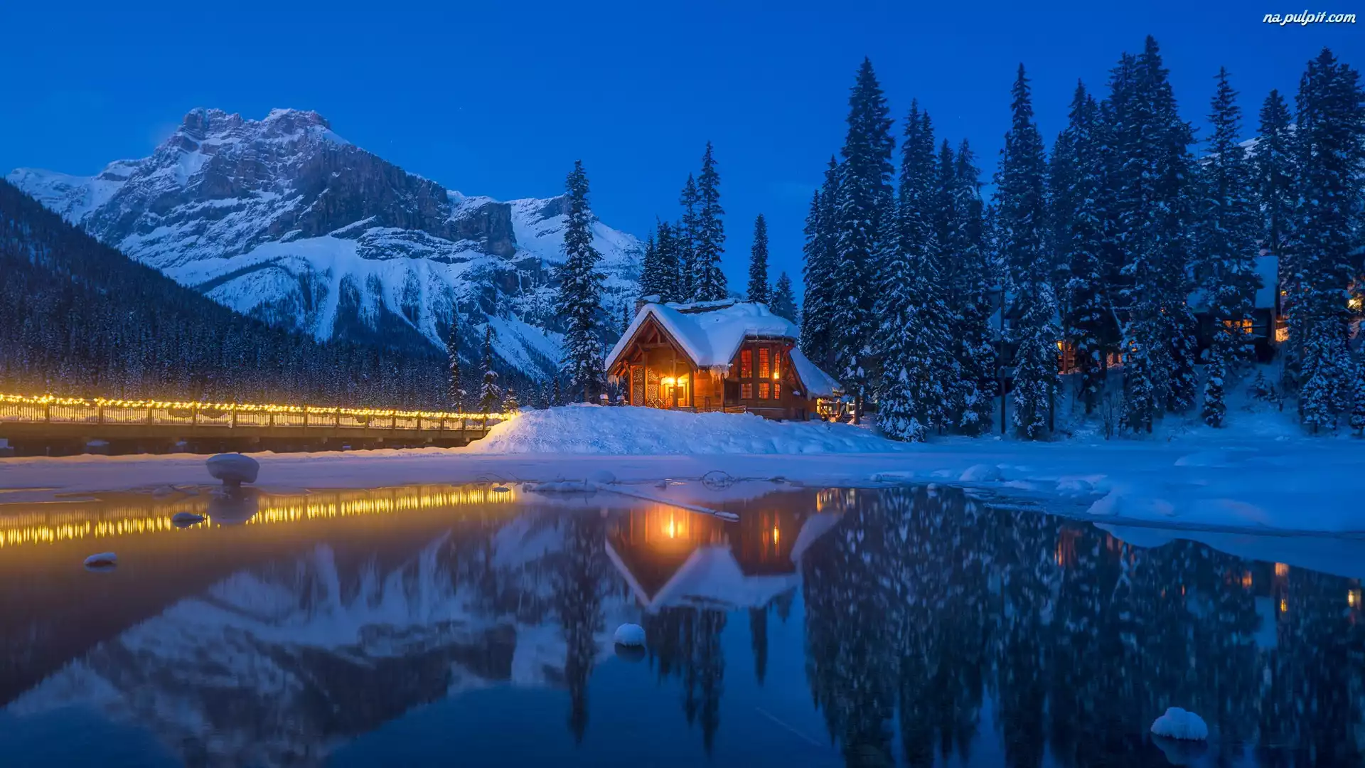 Jezioro, Kanada, Oświetlony, Góry, Zima, Alberta, Park Narodowy Yoho, Emerald Lake, Drzewa, Dom, Most